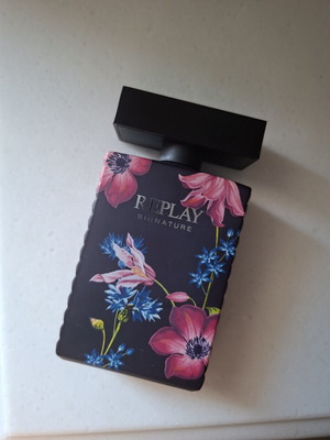 Replay Signature Eau de Parfum 100ml like new, floral scent