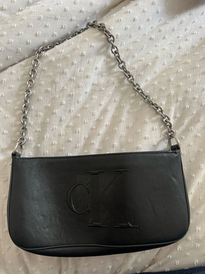 Τσάντα ώμου Calvin Klein μεταχειρισμένη, μαύρη