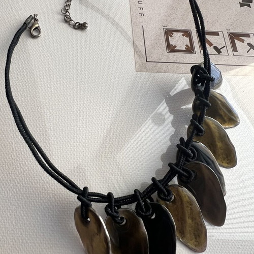 Necklace like new with khaki and black leaf colors