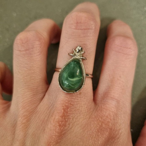 Ring with green iridescent stone new