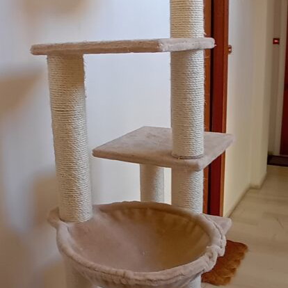 Cat scratching tree like new, 7 levels