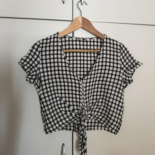 Stradivarius crop shirt black and white size S like new
