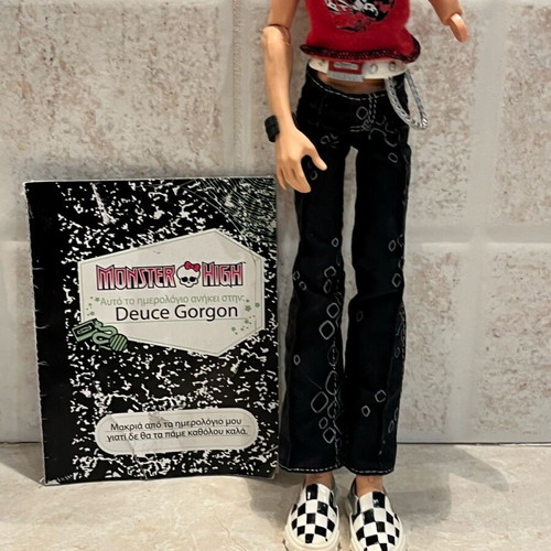 Monster High Deuce Gorgon doll used with missing left hand tip