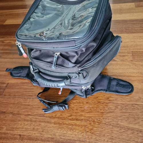 GIVI Magnetic Tank Bag like new, detachable with strong magnets