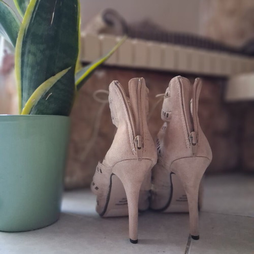 Beige suede lace-up sandals size 37 new with back zipper and 10.5cm heel