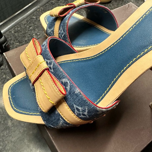 Louis Vuitton clogs like new, size 38.5, large fit