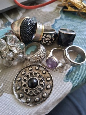 Jewelry set used, rings and pendant
