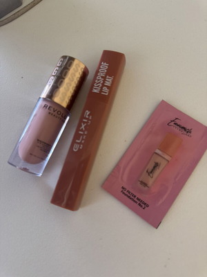Lipstick set with 2 pieces and a make up sample new