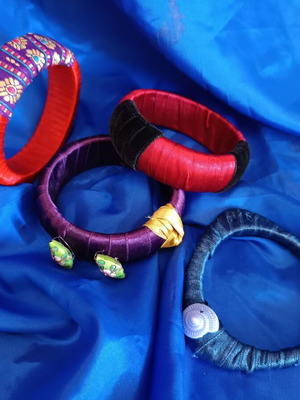 Vintage set of 4 handmade multicolor bracelets like new with 1 gift