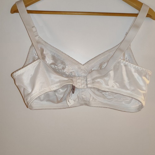 Triumph Claudette 104 N bra size 95D, white, lace details