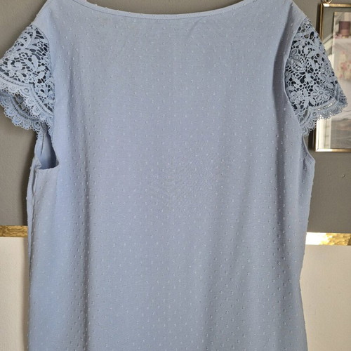 Blouse like new with lace sleeves, size M, blue