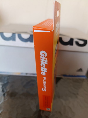 Gillette Fusion 5 8 ανταλλακτικές κεφαλές με θήκη ταξιδιού καινούργιο