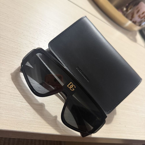 Dolce & Gabbana sunglasses unisex like new, black and grey lenses