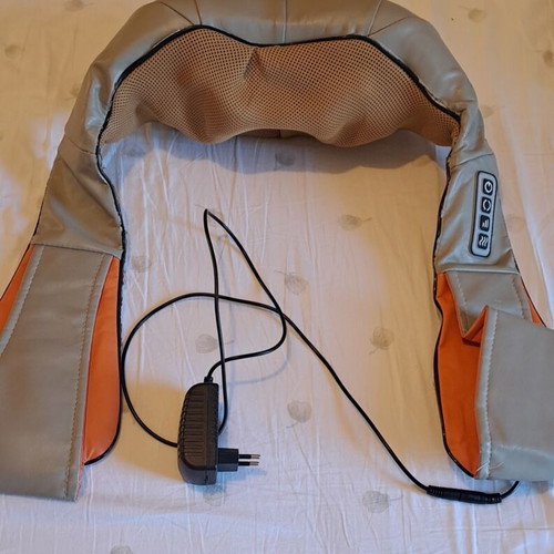 Massage device with heat function like new for neck, shoulders, back, waist