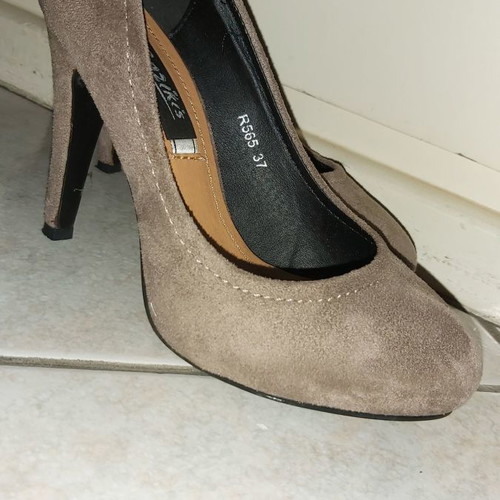 Bozikis suede pumps like new, size 37, brown tobacco color