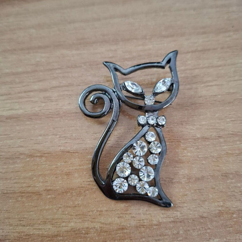 Cat brooch with strass like new decorative pin