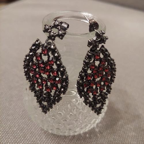 Dangling earrings with purple-eggplant crystals unused