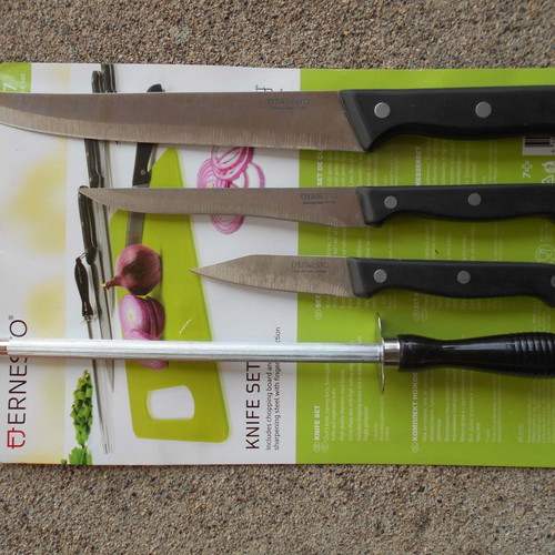 Ernesto kitchen set with 3 knives and 1 sharpener new