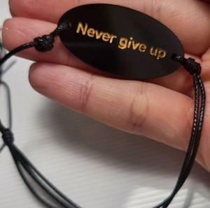 Βραχιολι plexiglass 'Never give up'