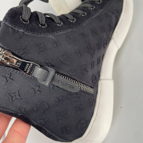 Louis Vuitton Black Sneakers size 38.5 like new