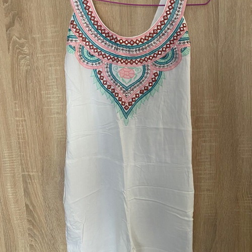 Sleeveless white jumpsuit with embroidered details new, one size
