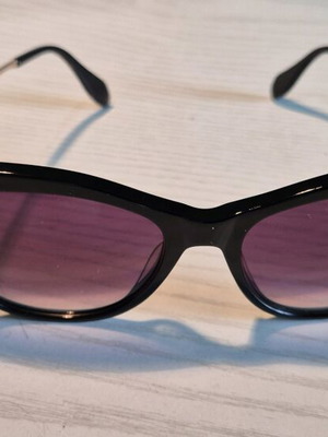 Lussile LS 31330 sunglasses with case and cleaning cloth
