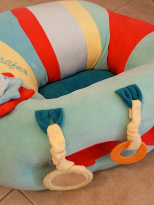 Sophie La Girafe Baby Seat with Toys like new