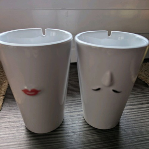 Mr & Mrs mug set like new