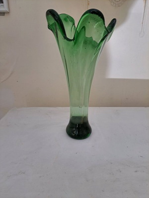 Glass vase green swung design Murano 1960 like new