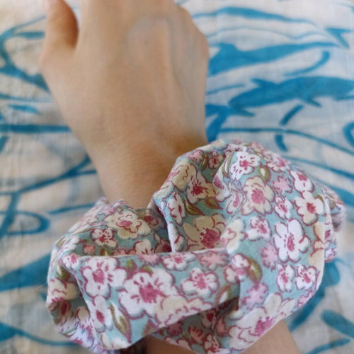 Large cotton floral scrunchie like new, multicolor