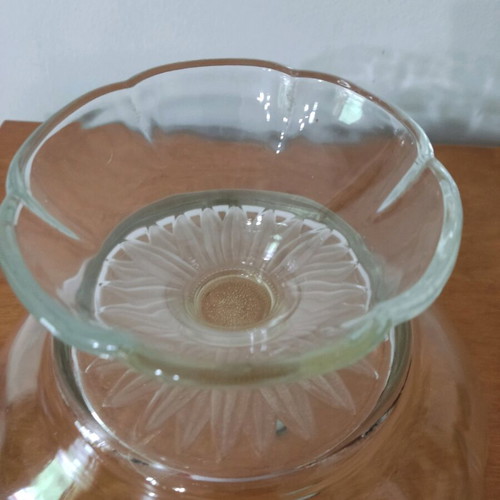 Large glass bowl with foot like new