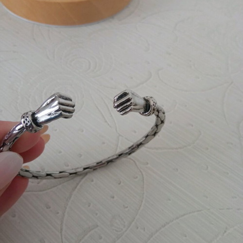 Unisex silver handcuff bracelet like new, openable