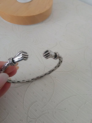 Unisex silver handcuff bracelet like new, openable