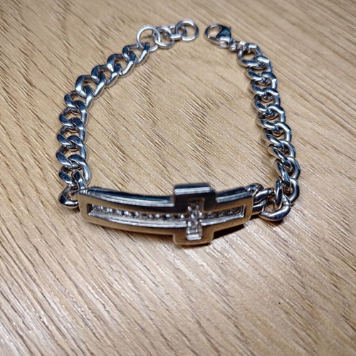 Cross bracelet with diamonds