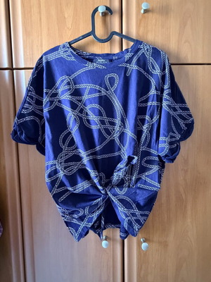 Bershka T-shirt size L with front tie, like new, blue and white