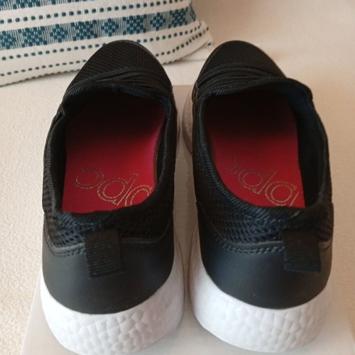 Slip-on athletic shoes bpc like new, size 37, black and white