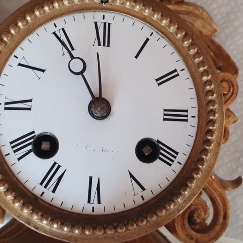 Mantel-initiales au dos V.R clock used, white marble 19th century