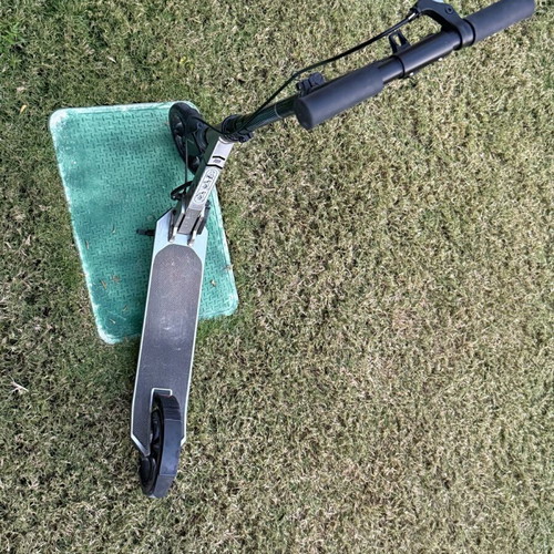 Metal folding scooter like new with handlebar brake