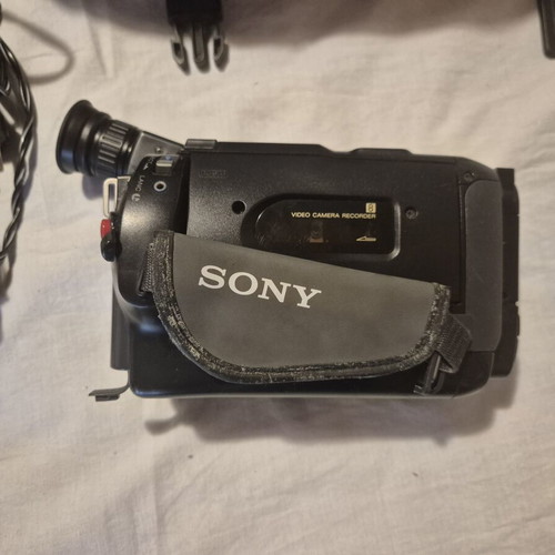 Sony Handycam CCD-TR416 Video8 XR camcorder with Benetton bag and accessories