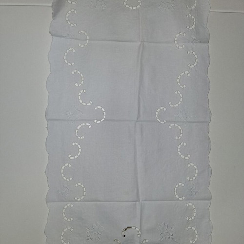 Embroidery set like new, 6 white pieces varying sizes