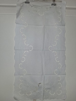 Embroidery set like new, 6 white pieces varying sizes