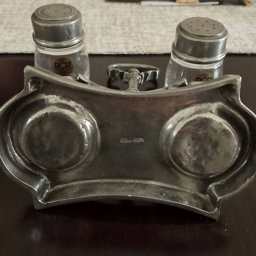 Vintage salt and pepper set like new with crystal containers and metal base
