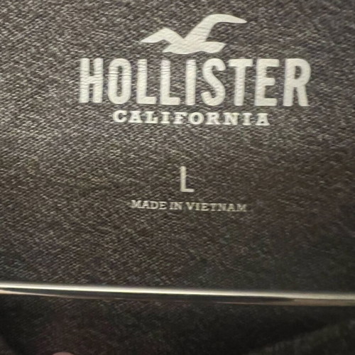 Hollister T shirt black like new, large with slim fit