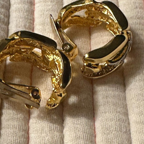 Earrings gold color with rhinestones clip new