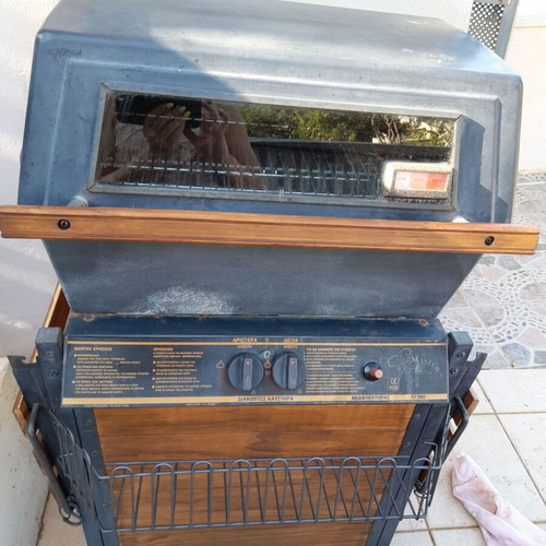 City Gas SY280 professional gas grill with lava rocks