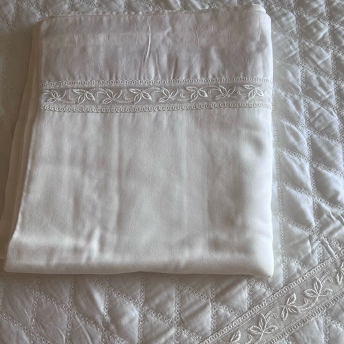 Bridal bed set like new, Crealba