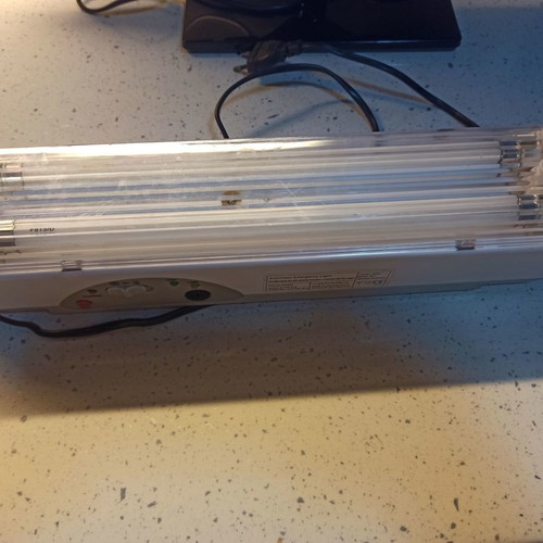 Automatic emergency lamp used for homes and stores