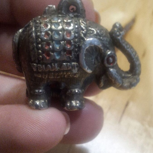 Vintage charm elephant pendant like new, silver color