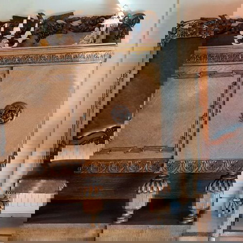 Βασιλική τραπεζαρία μεταχειρισμένη 11 κομματιών με μοναστηριακό τραπέζι και σκαλιστούς μπουφέδες