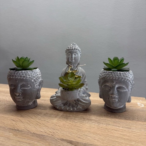 Decorative set of 3 pieces like new, clay with plastic plant